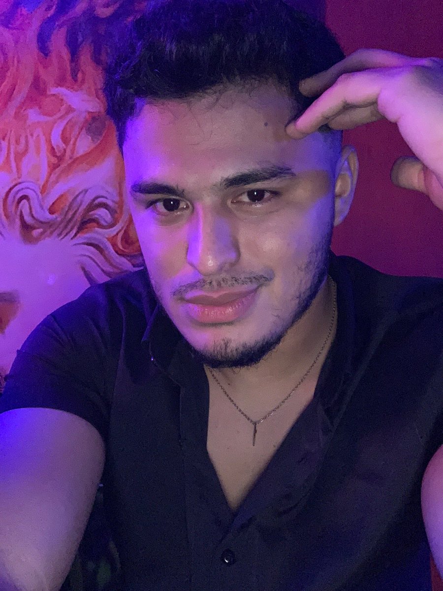 NorwingU's tweet photo. Yo bien proyectado para la fiesta----- yo al terminar la fiesta bien ebrio 🤣 https://t.co/CHTqRInTnR