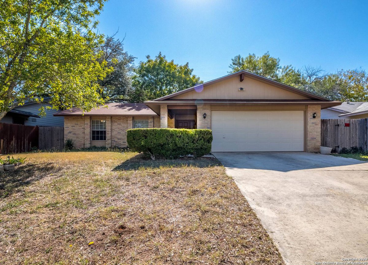 klause_krista's tweet photo. This3x2 has vaulted ceilings in kitchen and living room, gas fireplace, lots of storage, built-in shelving in the garage, ceiling fans in all rooms, covered back patio and much more.

 https://t.co/5aQjfInIzN https://t.co/460mKGUJra