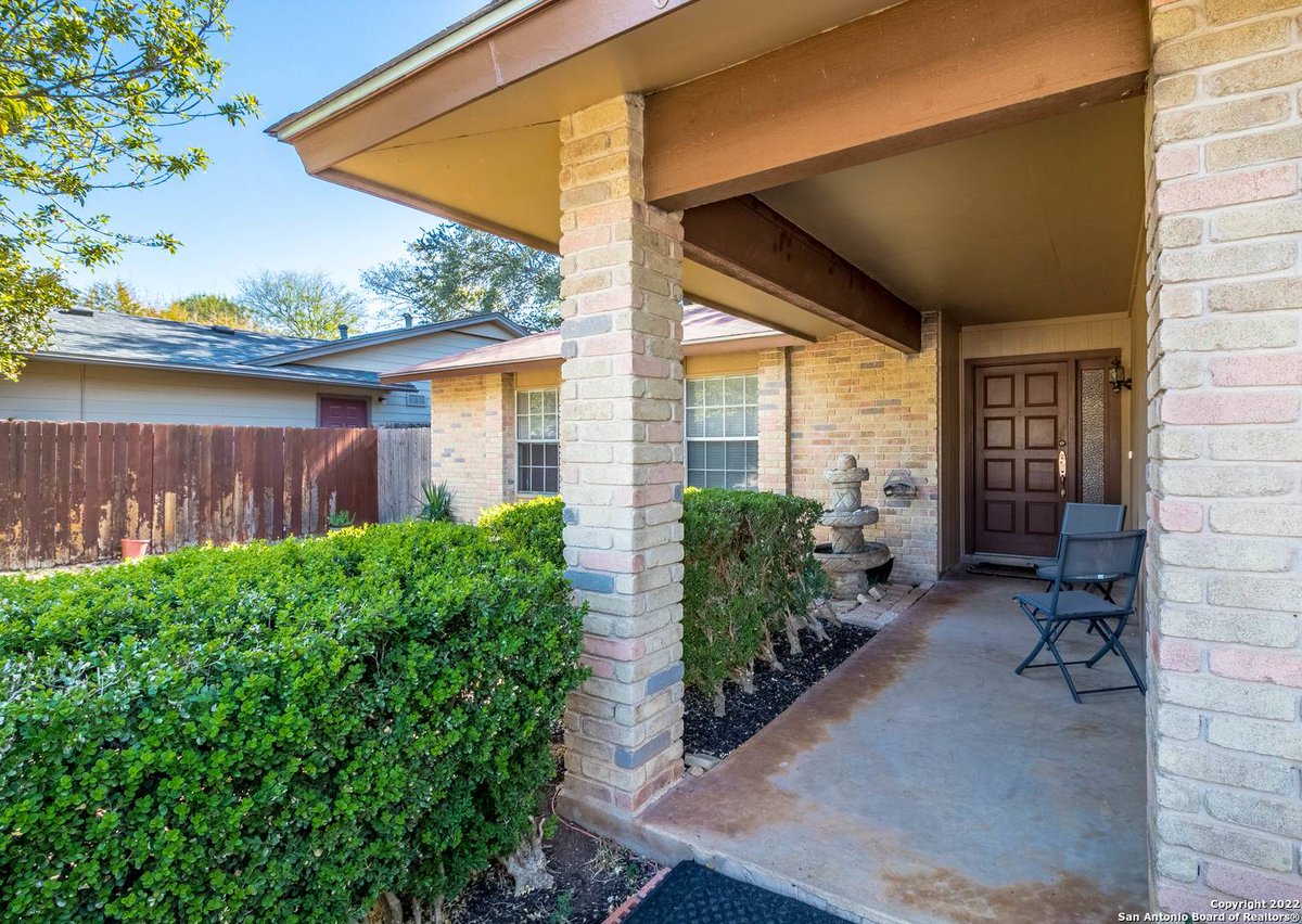 klause_krista's tweet photo. This3x2 has vaulted ceilings in kitchen and living room, gas fireplace, lots of storage, built-in shelving in the garage, ceiling fans in all rooms, covered back patio and much more.

 https://t.co/5aQjfInIzN https://t.co/460mKGUJra