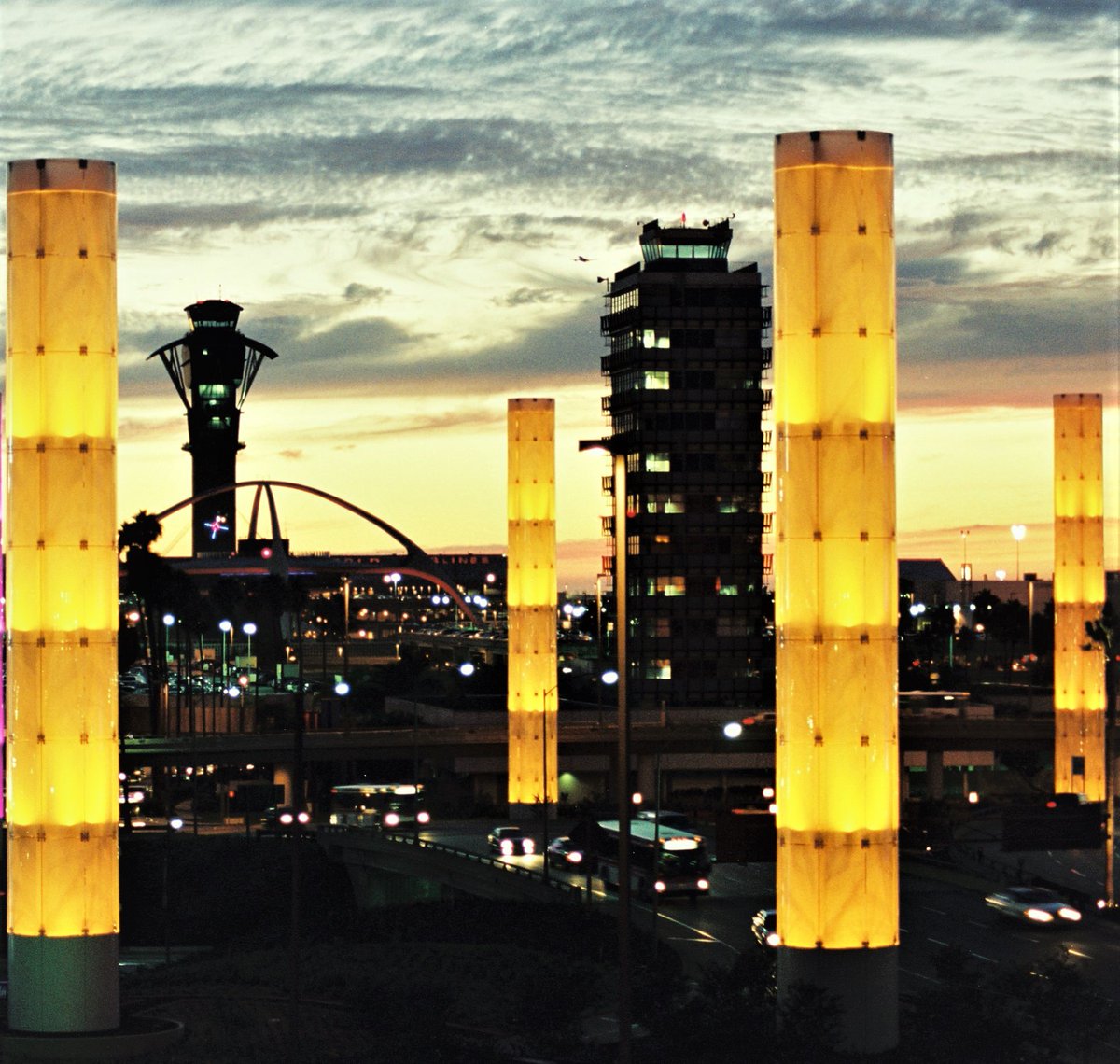 flyLAXairport's tweet photo. The #LAX pylons will glow gold and white tonight to wish all our guests a Happy New Year! https://t.co/2TnoZqWDWp