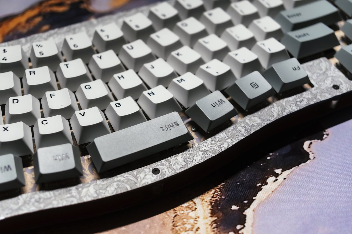 cdbk's tweet photo. 赤からペイズリーに模様替えして新年
Keyboard: GRIN Type-R
Switch: Everglide Aqua King
Keycap: AKKO Cherry Profile Silent 
#KEEB_PD #KEEB_PD_R129 #自作キーボード #俺キー #GRINTypeR #マステ #ウイリアムモリス https://t.co/KrT4JGghFd