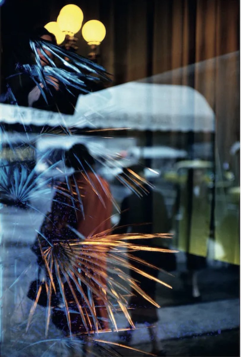 Commencer l’année par une photographie lumineuse de Saul Leiter. De la poésie pour 2023…
#voeux2023 #bonneannee2023 #HappyNewYear2023