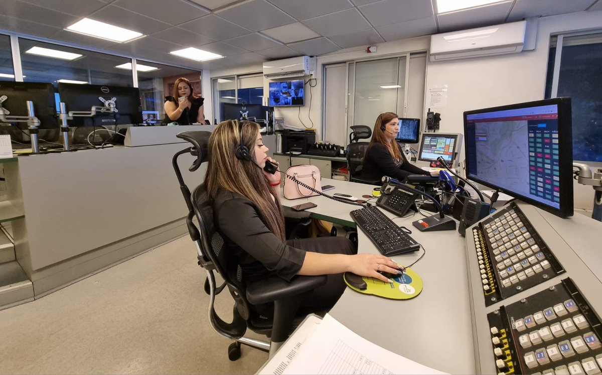 cbsantiago's tweet photo. Al finalizar 2022 e iniciar 2023, saludamos a las operadoras de la @CentralCBS, quienes están de turno en esta especial jornada.
#FelizAñoNuevo2023
#BomberosSantiago
#ConstanciayDisciplina https://t.co/nXiDA3zUgX