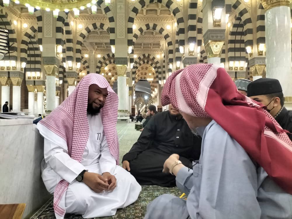 drzul_albakri's tweet photo. Beliau adalah anak kelahiran Riau, Indonesia yang diamanahkan menjadi tenaga pengajar yang mengajar dalam Bahasa Melayu / Indonesia di Masjid Nabawi. https://t.co/1C8v2xrO61