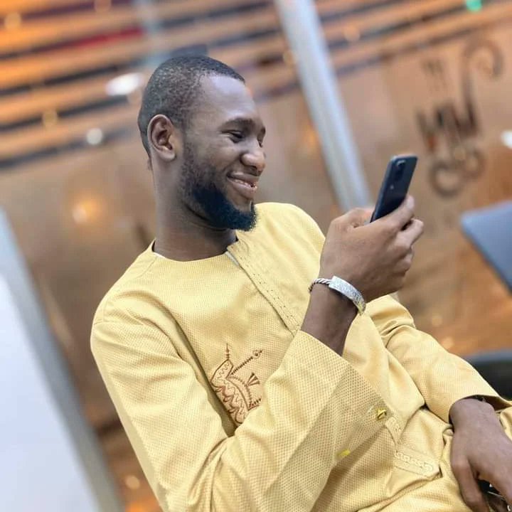 BangalyPapus's tweet photo. Merci 2022, j'en ai beaucoup appris.
Merci ALLAH pour ta grâce tout au long de cette année. 
Welcome 2023
Heureuse année à toutes et tous.
Qu'elle soit celle des accomplissements.
#Alhamdoulilah ☝️

#It's me 💪
#BangalyPapus  🔥 https://t.co/0RrJp5zgLU