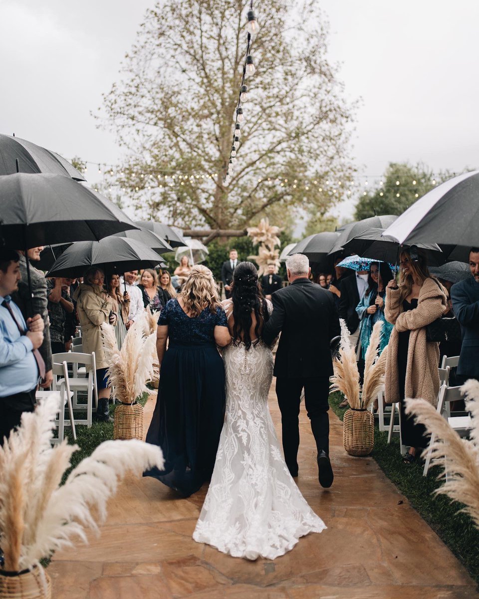 Cami2061's tweet photo. here twitter, enjoy some wedding photos  from the wedding of the century 🫶🏻 happy new year from the wild wild wests 🥂 https://t.co/PgqfDhaijZ
