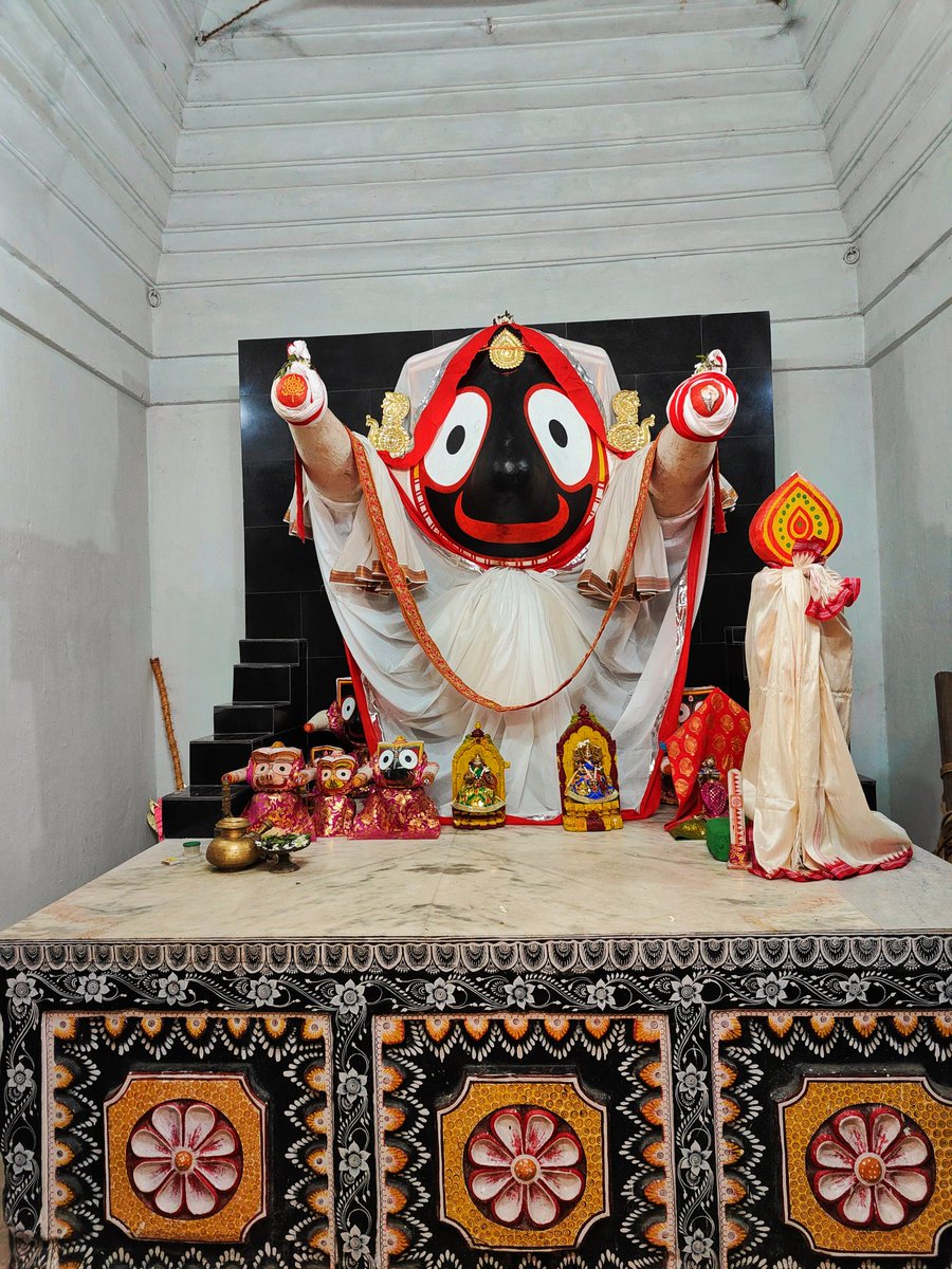 अपनी छवि बनाइ के जो मैं पी के पास गई,
जब छवि देखी पीहू की तो अपनी भूल गई।
Jai Jagganath 🙏🙏
