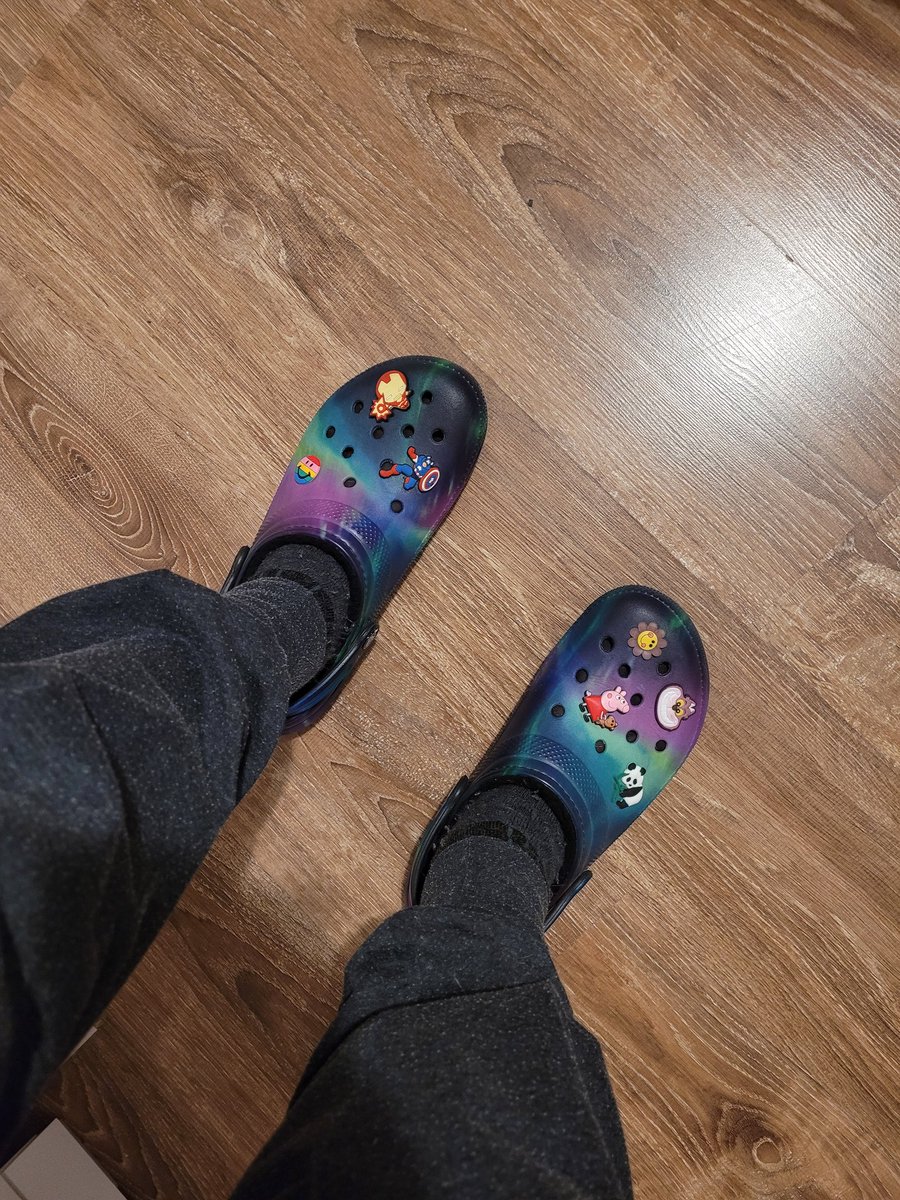 AlAlvarus's tweet photo. @PoloEsVictor Yo y Pepa la Cerda aprobamos esas crocs jajaja https://t.co/3bcDokMYNP