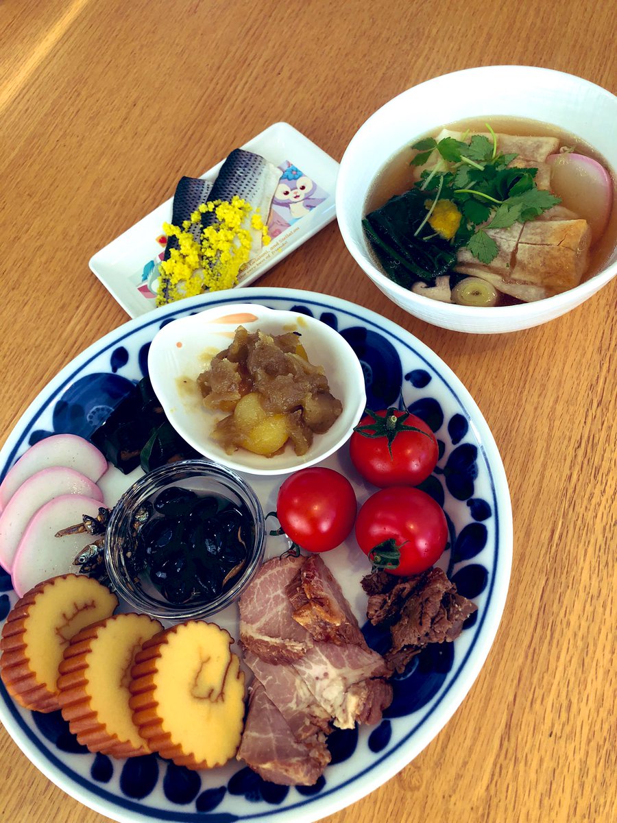 desuyone_game's tweet photo. おせちはあまり��らずに簡単正月
昨晩食べ過ぎで既につらいです https://t.co/5mzZY8qqmq