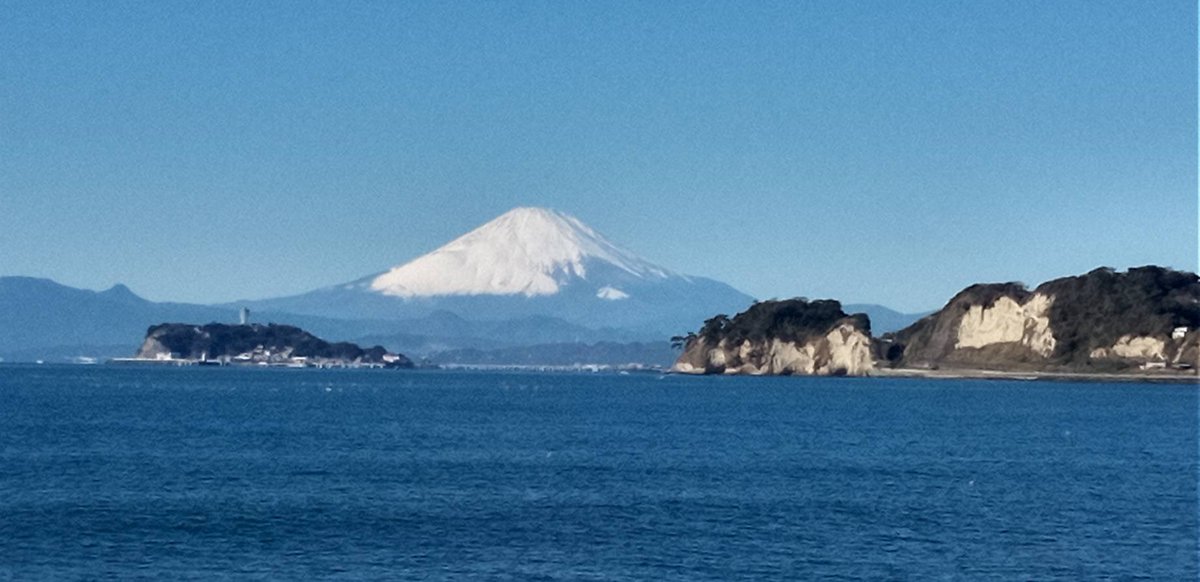 明けましておめでとう御座います。
これからイヌ3匹連れて散歩かな
めちゃくちゃ観光客が多くてイヌがびびってるけど、車両規制解除する前に行ってきます。
良い天気で良かった。