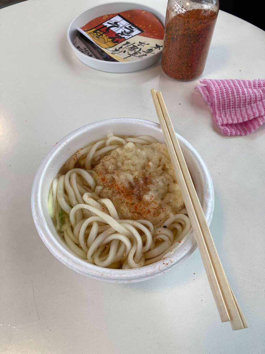 vanchan's tweet photo. NHKドキュメント72時間見てからいつか行こうと思っていたところ。秋田港のうどんそば自動販売機。明けましておめでとうございます。 https://t.co/fwZW4wmvdB
