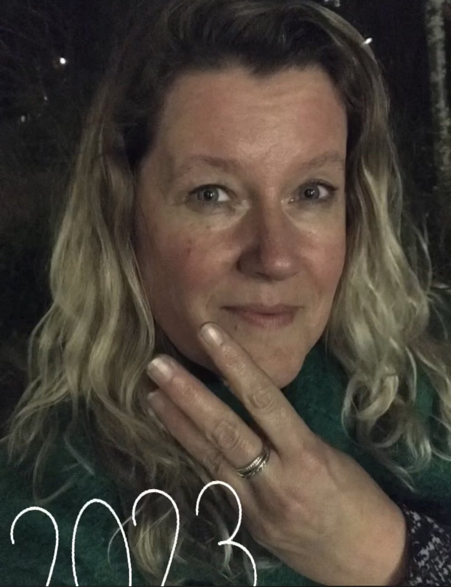 Happy 2023! 
Op naar het laatste stuk herstel na het ongeluk, op naar leuke acteerklussen, op naar toffe productieklussen, op naar nieuwe verhalen, op naar  iets nieuws, op naar Hollywood maar nu eerst op naar januari met veel borrels en premières. 2023, kom maar op