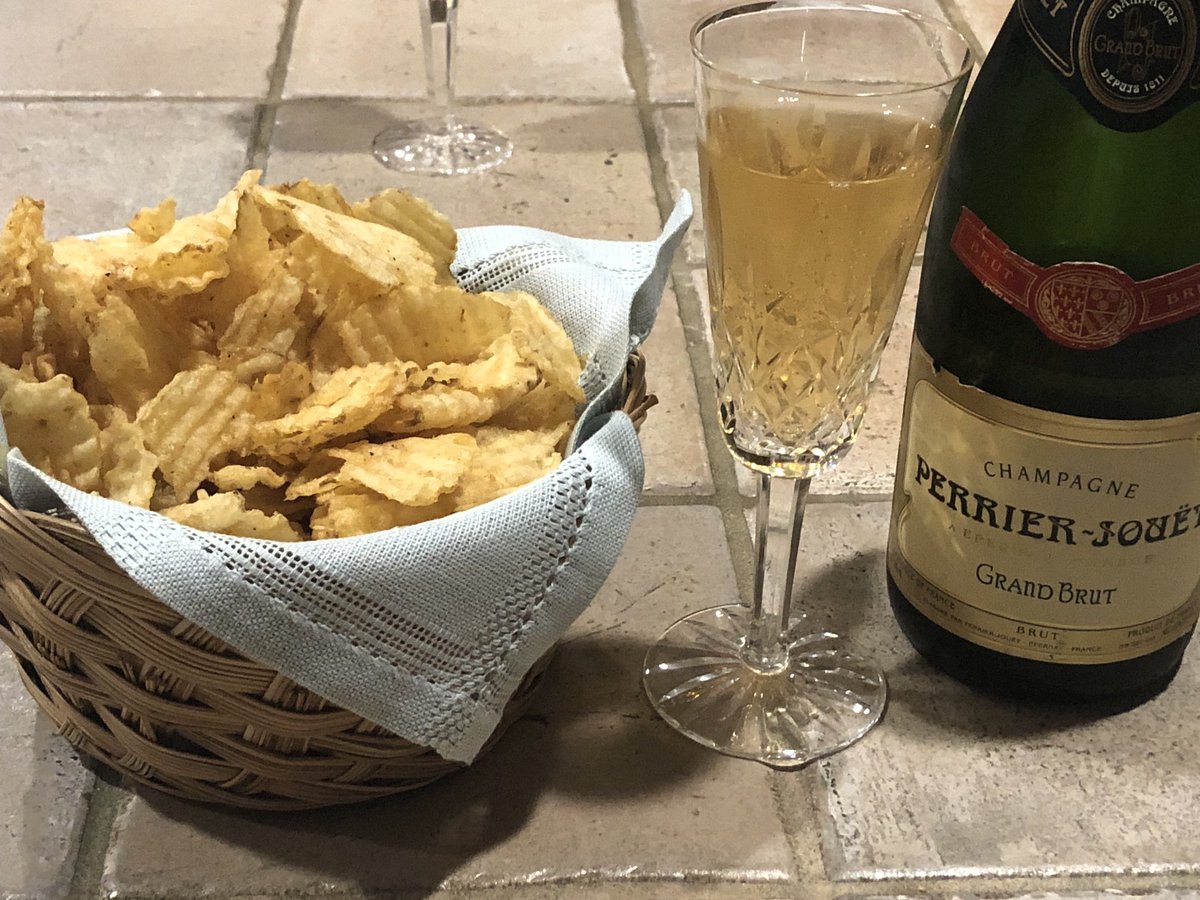 Starting out with Champagne & chips. Cheers .
#NationalChampagneDay 🍾🥂