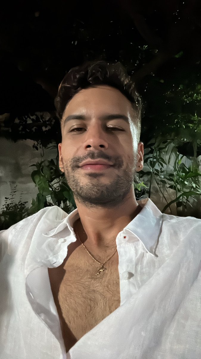 Feliz año bebes.  Adivinen de q color tengo mi ropa interior 😉 jajaja