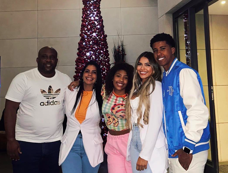 FabrizioRomano's tweet photo. Chelsea have completed the signing of Andrey Santos, documents are signed and sealed on both player and club side with Vasco. 🔵🇧🇷 #CFC 

📸 Here's Andrey is in London with his family, time for the medical tests and official statement.

Chelsea will pay €12.5m fixed fee. https://t.co/qF0AW978JQ