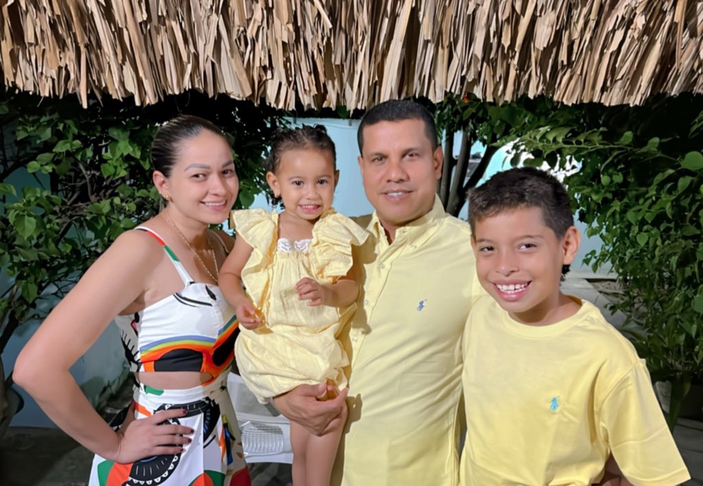 CarlosESejin's tweet photo. Que el 2023 sea un año de regocijo, lleno de salud y prosperidad para todos; en comunión con Dios y en unidad en cada familia 🙏🏾. https://t.co/tg6s1zd6Qj