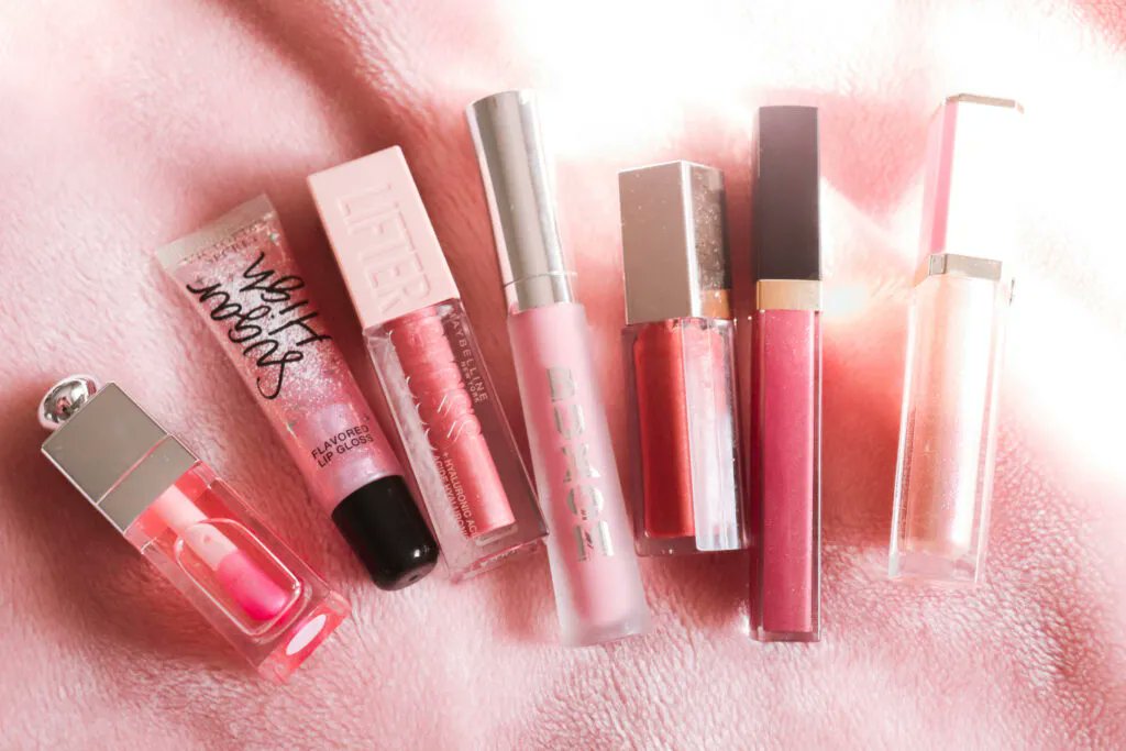 winniexyong's tweet photo. https://t.co/n93QkHf9ew 
The Best Lipglosses in my Makeup Collection 

#BloggersHutRT #bloggerstribe @LovingBlogs   #theclqrt #beautyblogger #newbieswhoblog #TheBlogNetwork @LifestyleBlogzz #blogdreamRT @BB_Bloggers #bloglove2018 https://t.co/4Nw8FefKRo