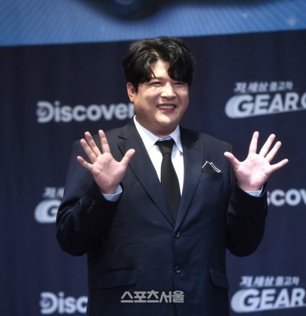 infodrakor_id's tweet photo. #Shindong #SuperJunior dikonfirmasi tengah berkencan dengan wanita non-seleb

Wanita tersebut lebih muda darinya. Wanita ini pernah menjadi trainee di sebuah agensi entertainment, namun kini menjadi orang biasa yang tidak berkecimpung di industri entertainment.

Chukkae 🎉😍 https://t.co/O6TvzDcLMM
