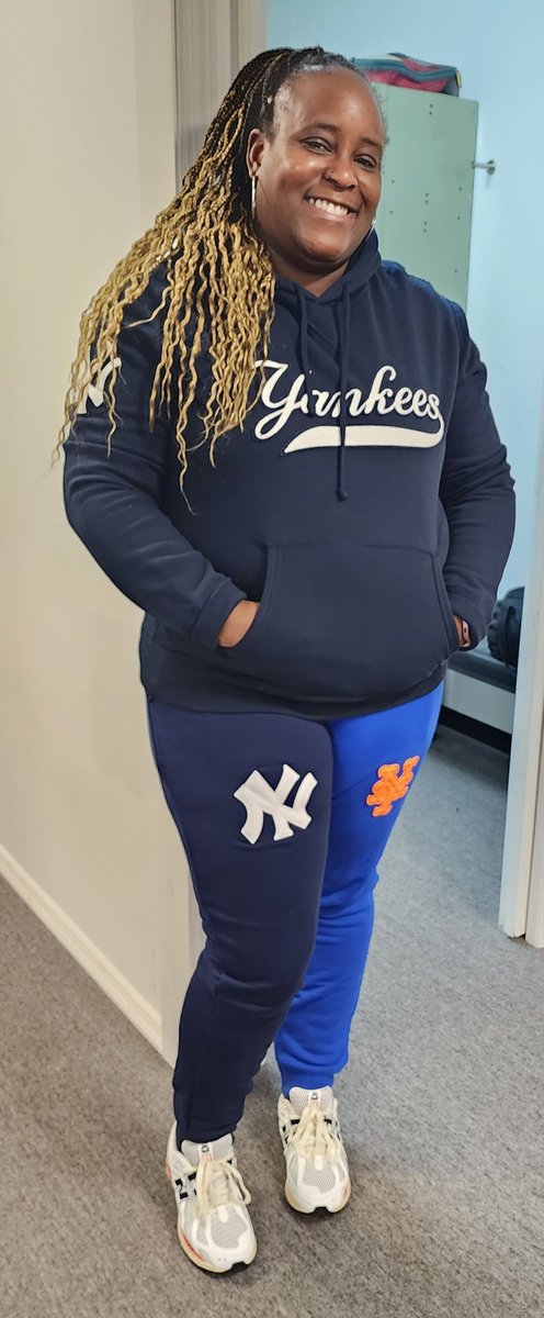 trudyspeaks's tweet photo. 👕: @RalphLauren Yankees Hoodie
👖: @ The Roy Label on IG
🧦: @stance
👟: @newbalance 1906
#kotd #newbalance #roylabel #stance #NB1906 #NYYankees #Yankees #NYMets #Mets #femalesneakerheads https://t.co/algJZMskDW