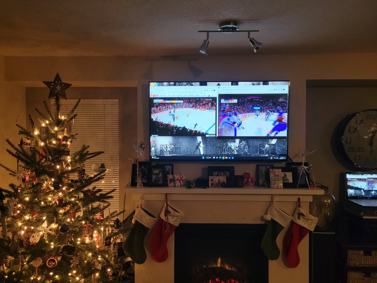 Gladumeetyou's tweet image. When your @NHL team plays at the same time as your country...

#multitasklikeapro
@MapleLeafs 
#TeamCanada
#WorldJuniors2023