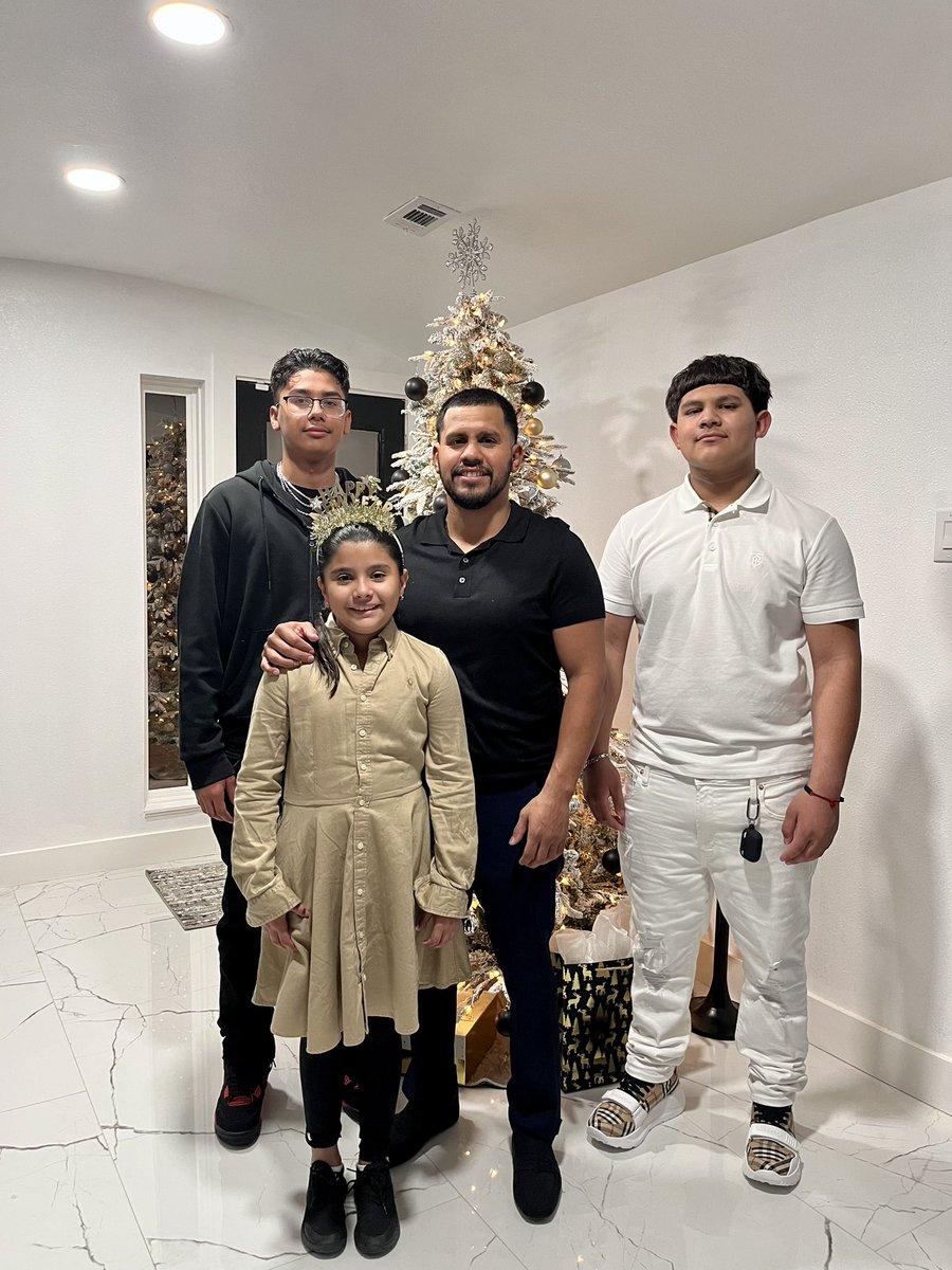 1Babybull's tweet photo. Happy New year to everyone from the Diaz crew #blessesd🙏 #jdexpress #babybull https://t.co/AMGJuDj39e