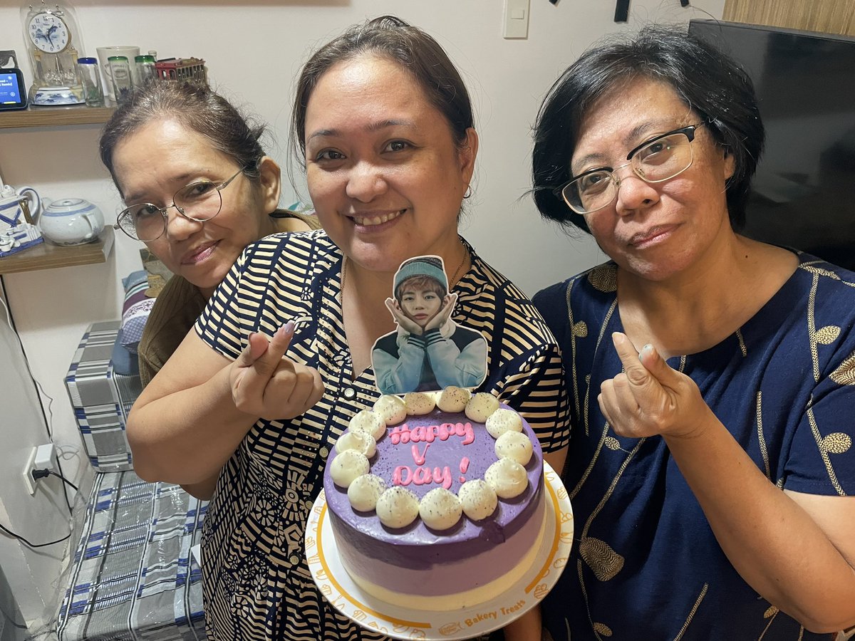 belated #HappyTaehyungDay from these ladies 💋🥰