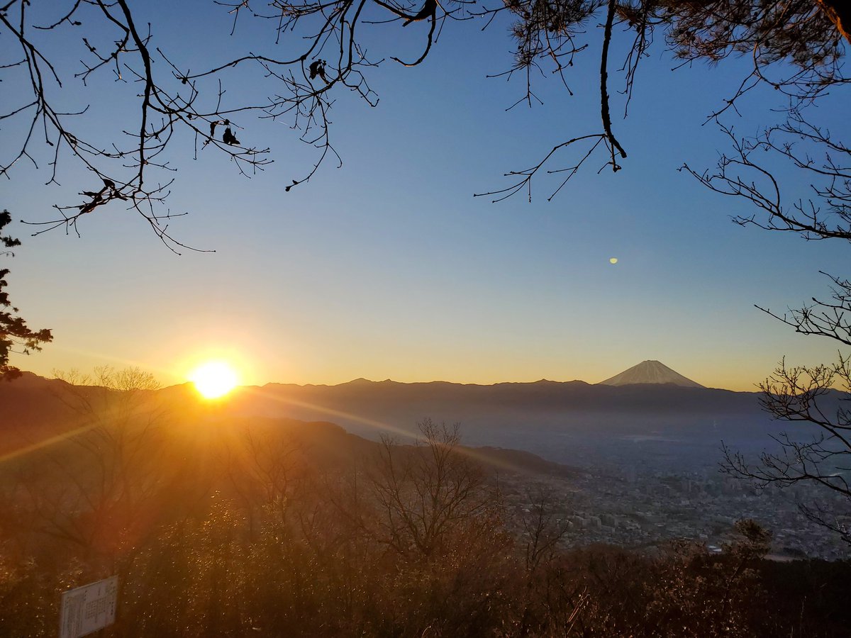 YUAC2020's tweet photo. あけましておめでとうございます！！
#山梨大学　#山岳部　#YUAC　#初日の出 https://t.co/WEsQ4i37Ot