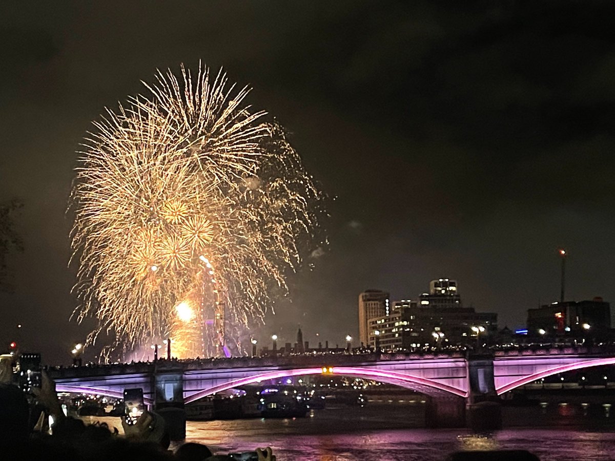 LoraNorder's tweet photo. Lovely London. Happy New Year! https://t.co/eJWn6pIdlz