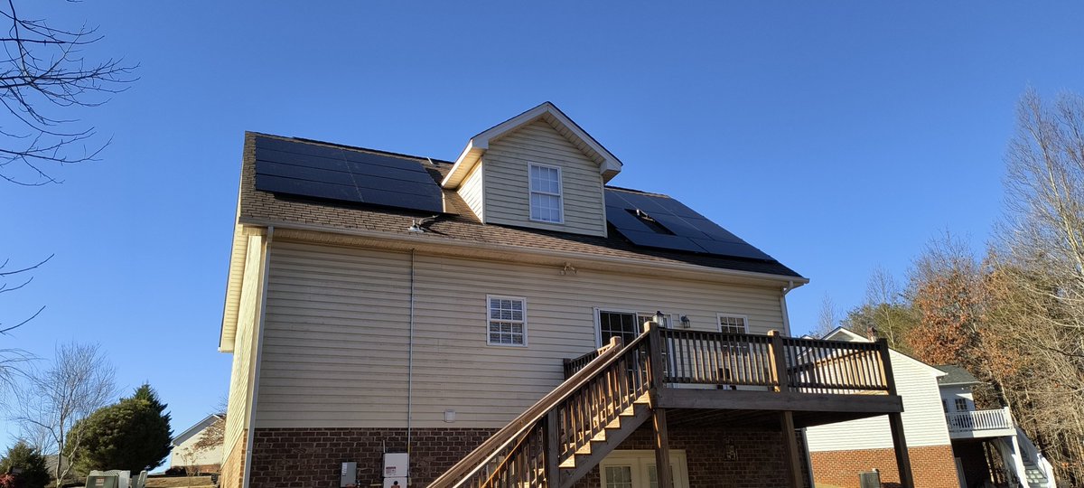 THESOLARFIGUY's tweet image. Latest solar install 🙌🏽⚡️ REC panels and SolarEdge SE11400H-US inverter i.e. battery ready
#solar #installs #virginia #lynchburg #solaredge #solaredgeus #solarpower #solarpanels #homeowner #homeowners #solarhome #solarprogress #solarenergy #solarelectric #solarinstall