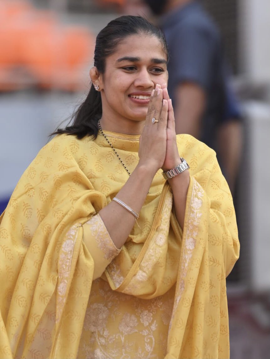 BabitaPhogat's tweet photo. #अंग्रेजी_नववर्ष 

समस्त देश एवं प्रदेशवासियों को #अंग्रेजी_नववर्ष  की हार्दिक बधाई एवं शुभकामनाएं। 🙏🏻🙏🏻
प्रभु श्री राम से प्रार्थना है कि नव वर्ष सबके जीवन में सुख, समृद्धि, संपन्नता और आरोग्यता का संचार करे।

#हैपीअंग्रेजी_नववर्ष2023 https://t.co/Xtf2ipWs8v