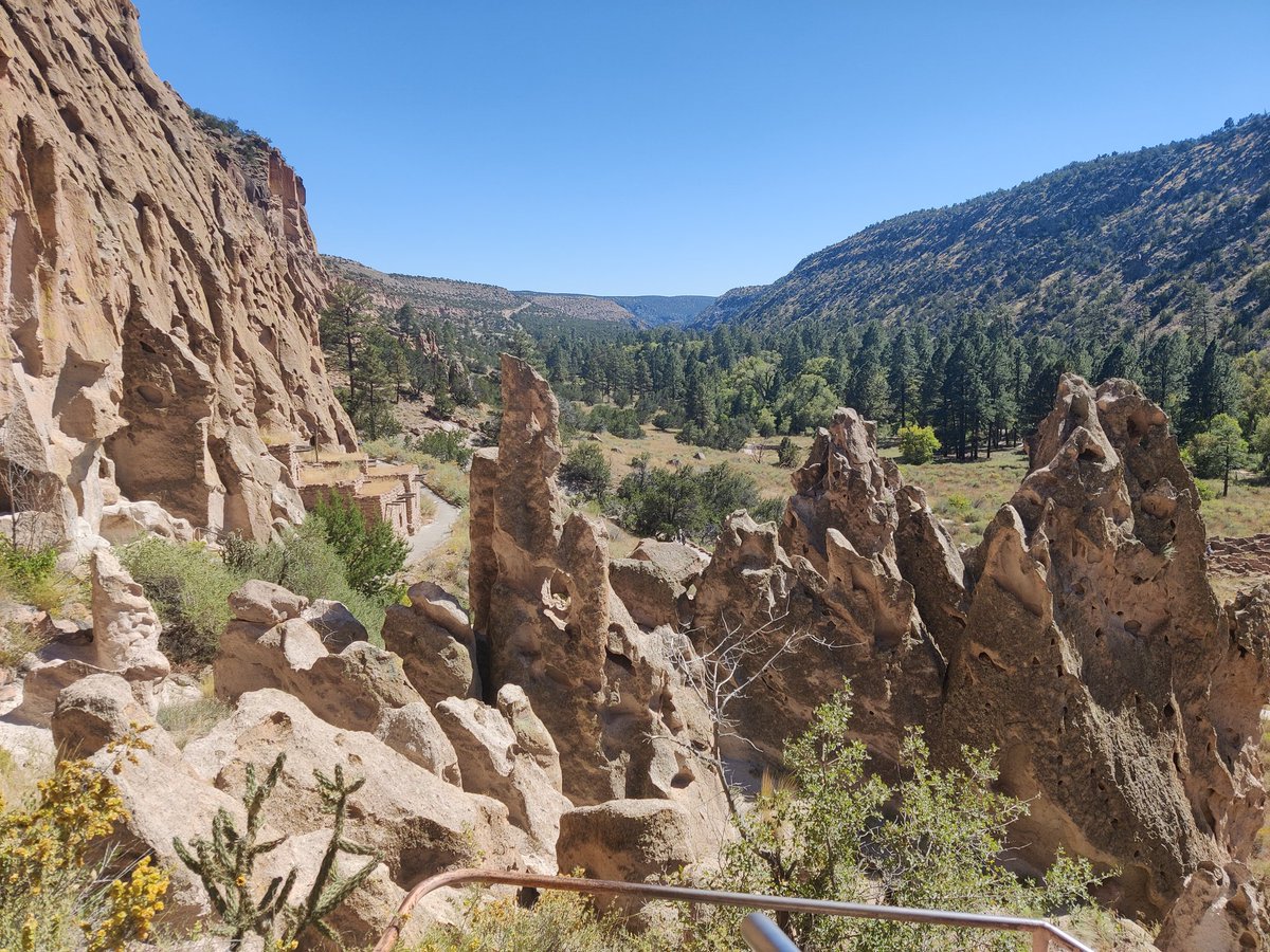 LucariomanEX's tweet photo. 2021 was a low point in my life and maybe because of that 2022 seemed so great, life has been so much more meaningful and enjoyable. I hope and believe that 2023 will be even better. See you in 2023 (Balloon fiesta, white sands, Bandelier, and Diploma(for those who are curious)). https://t.co/h2xcUG9p5k