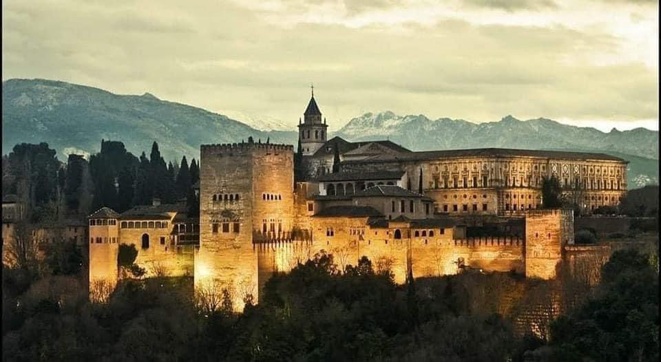 " لمثل هذا يذوب القلبُ من كمدٍ 
إن كان في القلبِ إسلامٌ وإيمانُ" 

"فى ليلة كهذه  عام ١٤٩٢م نامت غرناطةُ على الأذانِ واستيقظت على قرع الأجراس لينقطع الأذان بعد ذلك قرونًا طويلة جداً!"