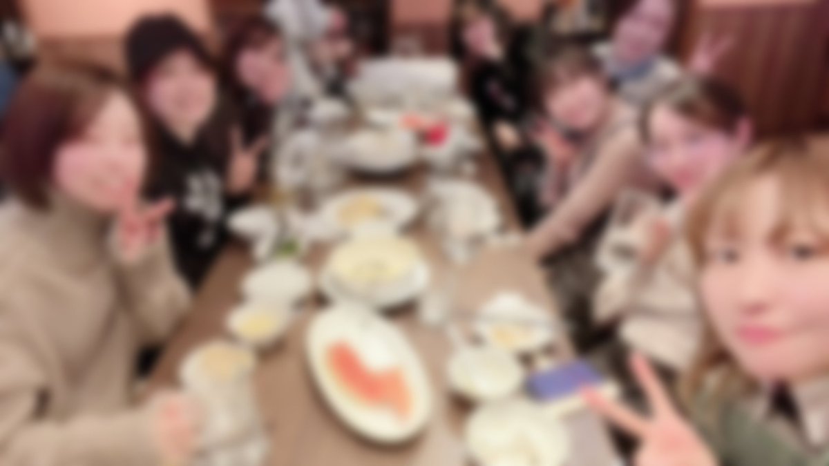 msanada's tweet photo. ご飯会もお泊まりも楽しかった～～！お泊まり会はむしちゃんが持ってきてくれたボドゲで遊んで桃鉄でリアルファイトしかけたりFGOの福袋回した！今年はバーサーカー全体宝具選んでジュナオ重なった😭😭嬉しい😭😭 https://t.co/aSigXB4Csc