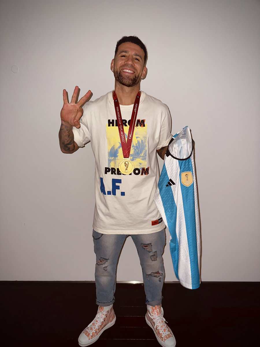 Notamendi30's tweet photo. Les deseamos un muy feliz año nuevo para todos ❤️😍  #2023 🫡 https://t.co/R6OlaXFzpF