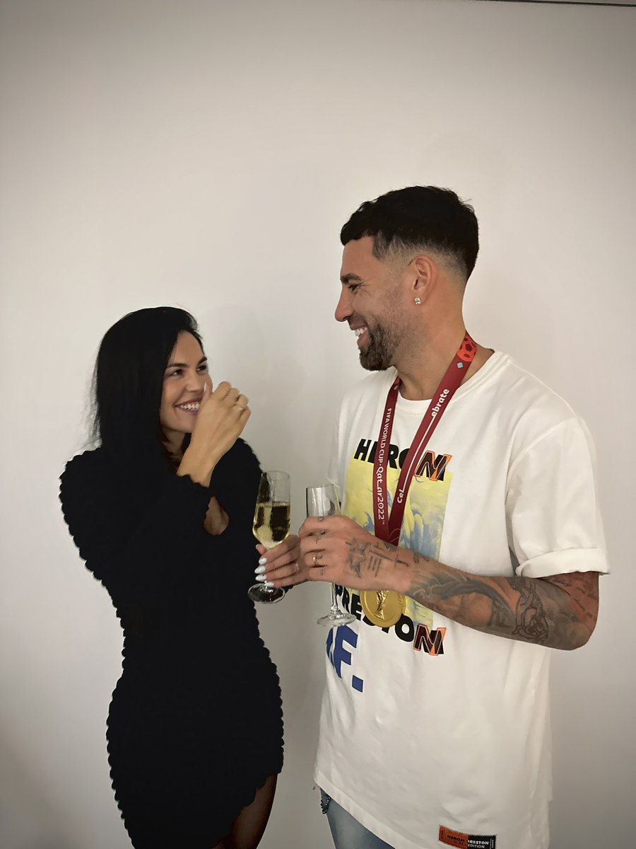 Notamendi30's tweet photo. Les deseamos un muy feliz año nuevo para todos ❤️😍  #2023 🫡 https://t.co/R6OlaXFzpF