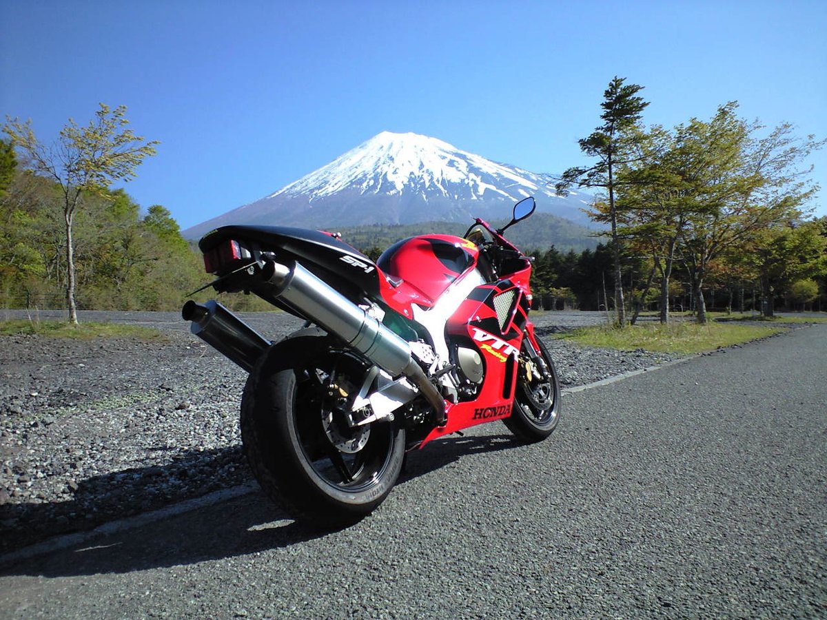 hirossi_46's tweet photo. HAPPY NEW YEAR
#happynewye
#honda
#vtr1000
#rc51
#sc45
#hrc
#hondaracing https://t.co/aPDFwIeDga