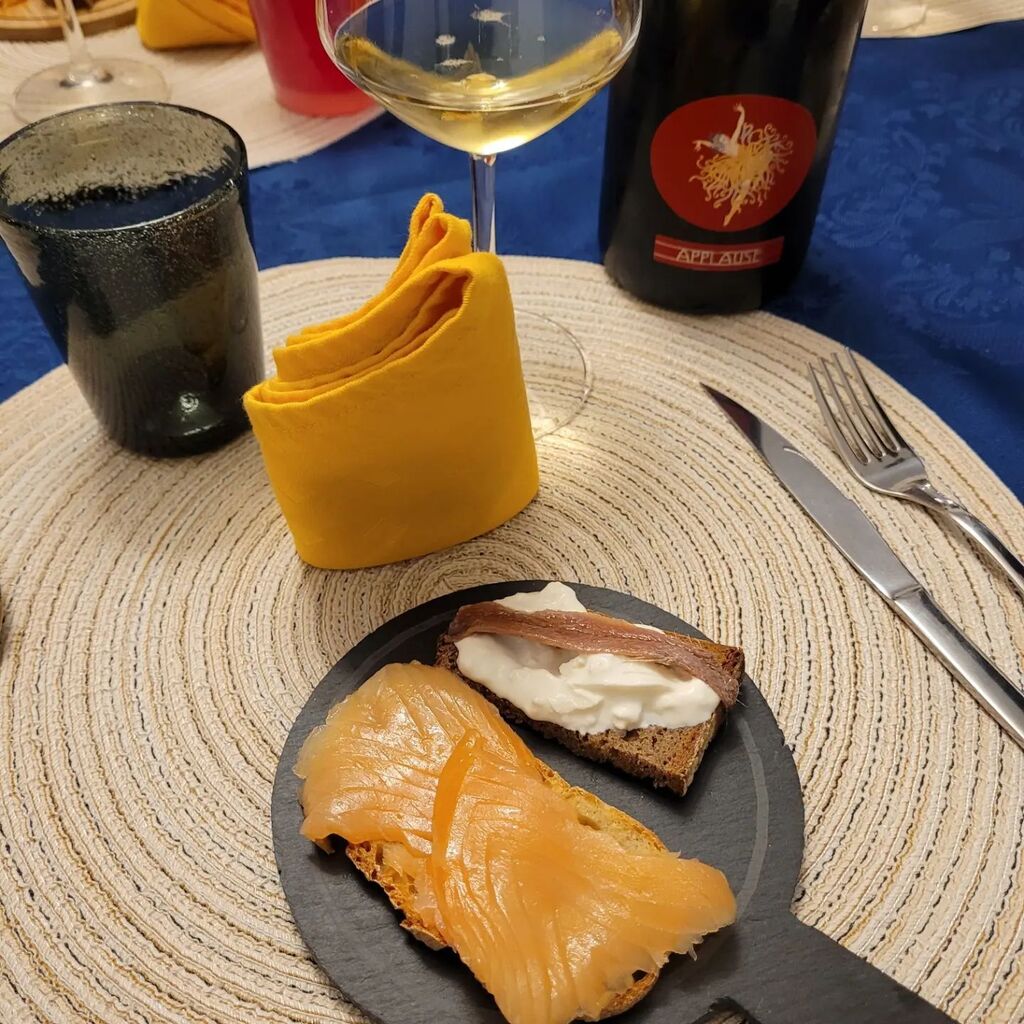 Buon 2023 a tutti! Noi finiamo l'anno mangiando e bevendo (bene), sperando che il futuro ci riservi sempre nuove soddisfazioni enogastronomiche 😋

#cena #cenaacasa #cenaconamici #dinner #dinnerwihtfriends #happynewyear #buonanno #2023 #vino #cibo #wi… instagr.am/p/Cm2r52EN219/