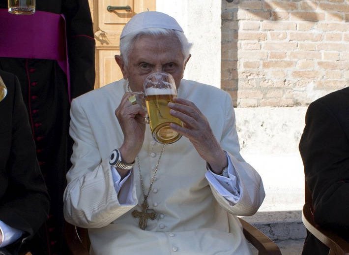 MamelaFialloFlo's tweet photo. Eres católico, no puritano. Aspiras a ser santo. Pero sabes que eres humano y tienes debilidades, también gozo. 
En nuestros monasterios nació la cerveza y el primer milagro de Cristo convertir el agua en vino.
Celebra la vida. Y aspira a la vida eterna.
¡Salud! Feliz año 🎊🎆🎈 https://t.co/DML25AiRp7