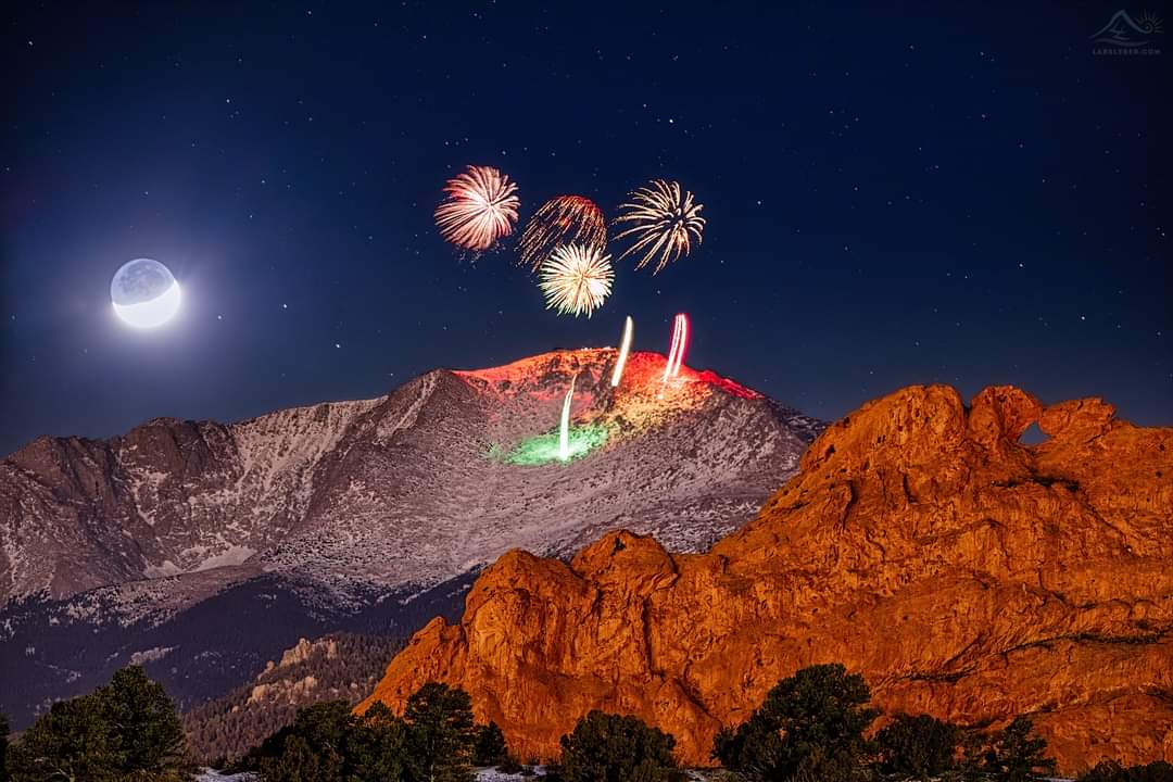 ilenes57's tweet photo. Fireworks on Pikes Peak, Colorado Springs
Photo Courtesy Lars Leber Photography https://t.co/9mQWYpM2U0