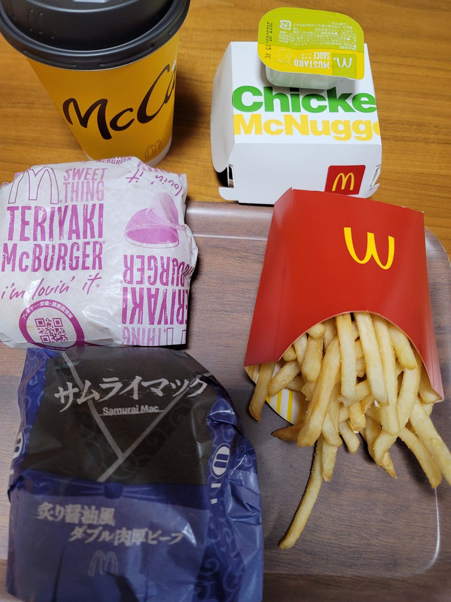 今日の昼はマクドⓂ️🍔🍟 炙り醤油風 ダブル肉厚ビーフ・てりやきマックバーガー・ポテト・チキンマックナゲット・コーヒー(ブラック)を食べました😋🥗☕ 元旦からマクド😅