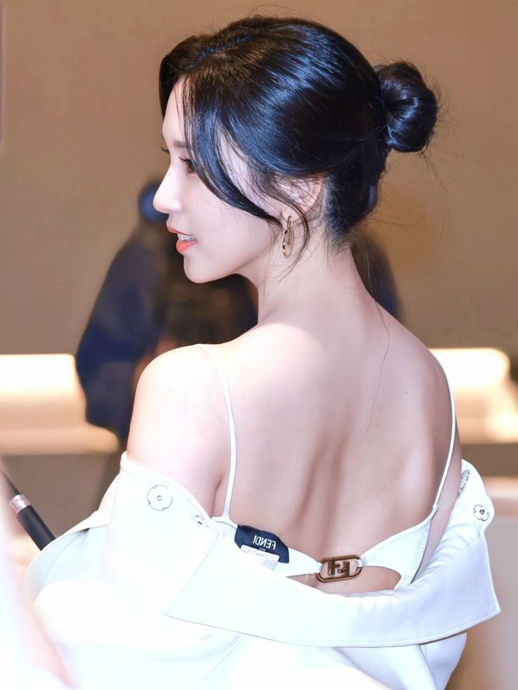 ᅟ
ᅟᅟ˓ 𑁍֤  ┉┈  Embora tenhamos passado por tantos mares de emoções em um dia apenas, ainda não acabou! Sair do palácio foi uma tarefa um pouco difícil mas dar atenção aos que me esperavam do lado de fora foi minha prioridade. Aproveitei para dar feliz ano novo ao povo.
ᅟ