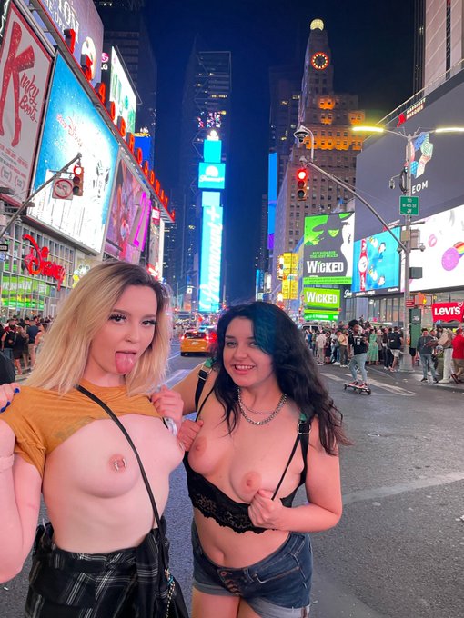 I’m so happy I got to travel to new cities with my best girl @lexilore 

Can’t wait till 2023 🥳✨🥂 https://t