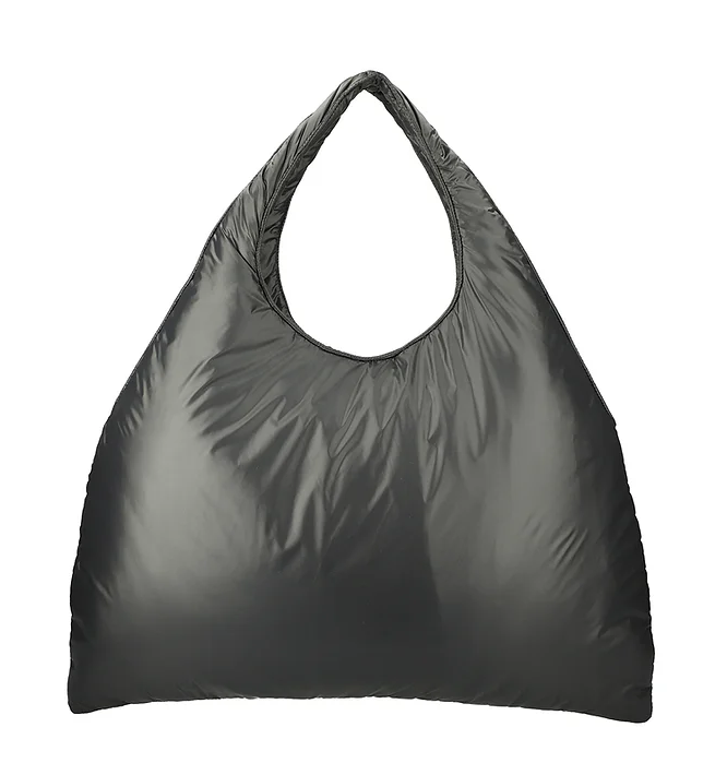 HELOYSEofficial's tweet photo. -puffer tote-

抱きしめたくなる質感と驚きの軽さが病みつきになるトートバッグ。

滑らかなナイロンで綿を包み荷物を守りながらあなたを癒します。

#heloyse #エロイーズ #sholderonlove #トートバッグ https://t.co/AqoA6iDiZQ