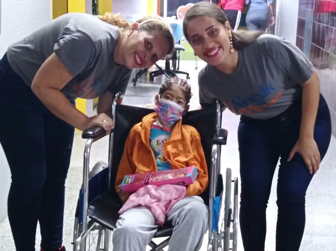 MaranathaFalcon's tweet photo. Hoy #31DIC llevamos amor, esperanza, regalos y muchas sonrisas al hospital de Coro, dónde los asistentes y los pequeños se alegraron y decían gracias a Dios que ustedes vinieron a darnos esperanza en este día.

Hoy cerramos un año #2022 bendecidos para bendecir https://t.co/hMy0MRHjwg