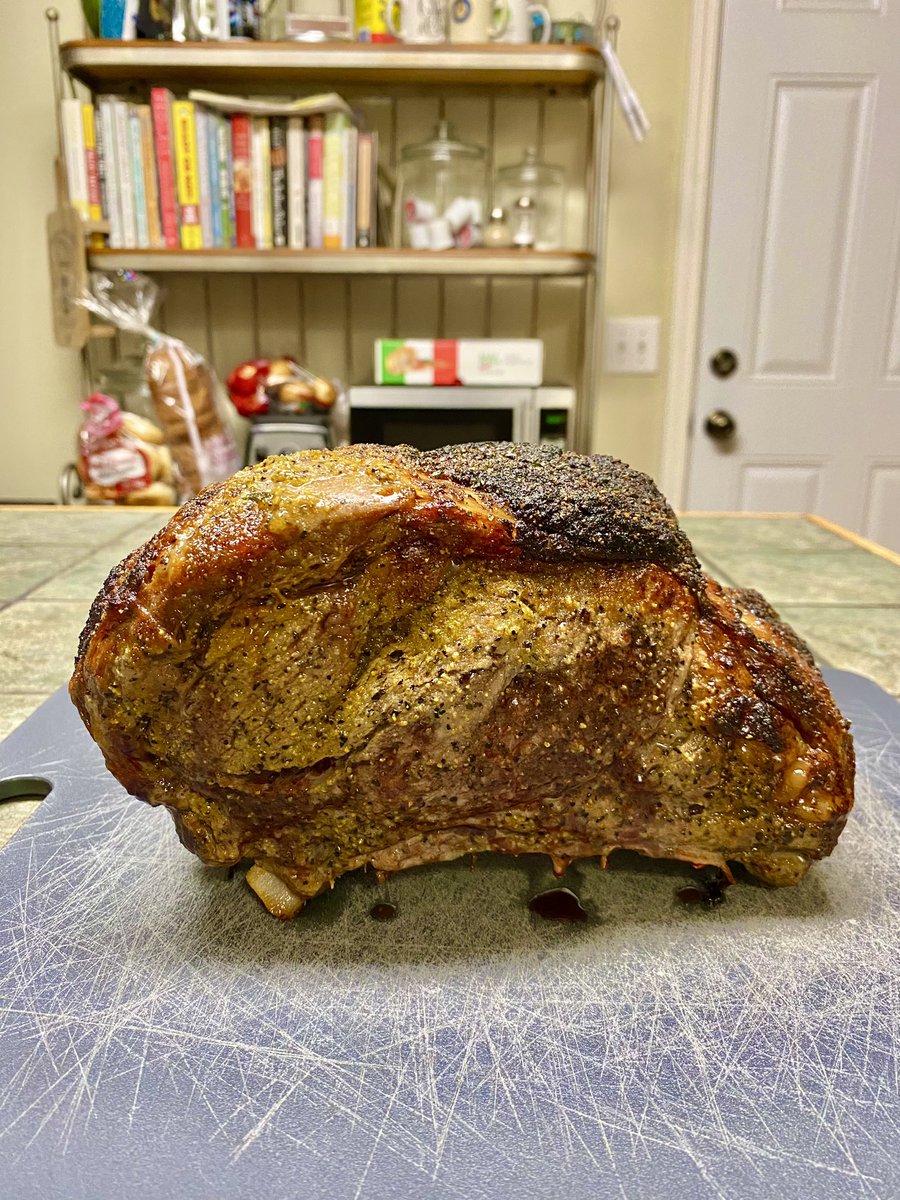 Roman_OT_Empire's tweet photo. Happy New Year Feast! Prime Rib Roast, garlic mashed potatoes, and yes, purple carrots! #primeribroast #beef #garlicmashedpotatoes #purplecarrot https://t.co/kBsVAMiPJX