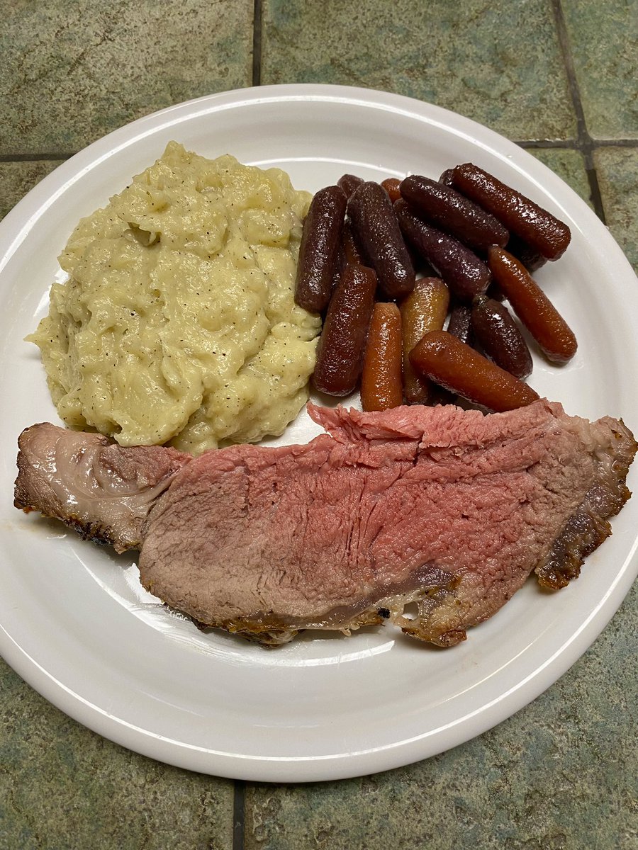 Roman_OT_Empire's tweet photo. Happy New Year Feast! Prime Rib Roast, garlic mashed potatoes, and yes, purple carrots! #primeribroast #beef #garlicmashedpotatoes #purplecarrot https://t.co/kBsVAMiPJX
