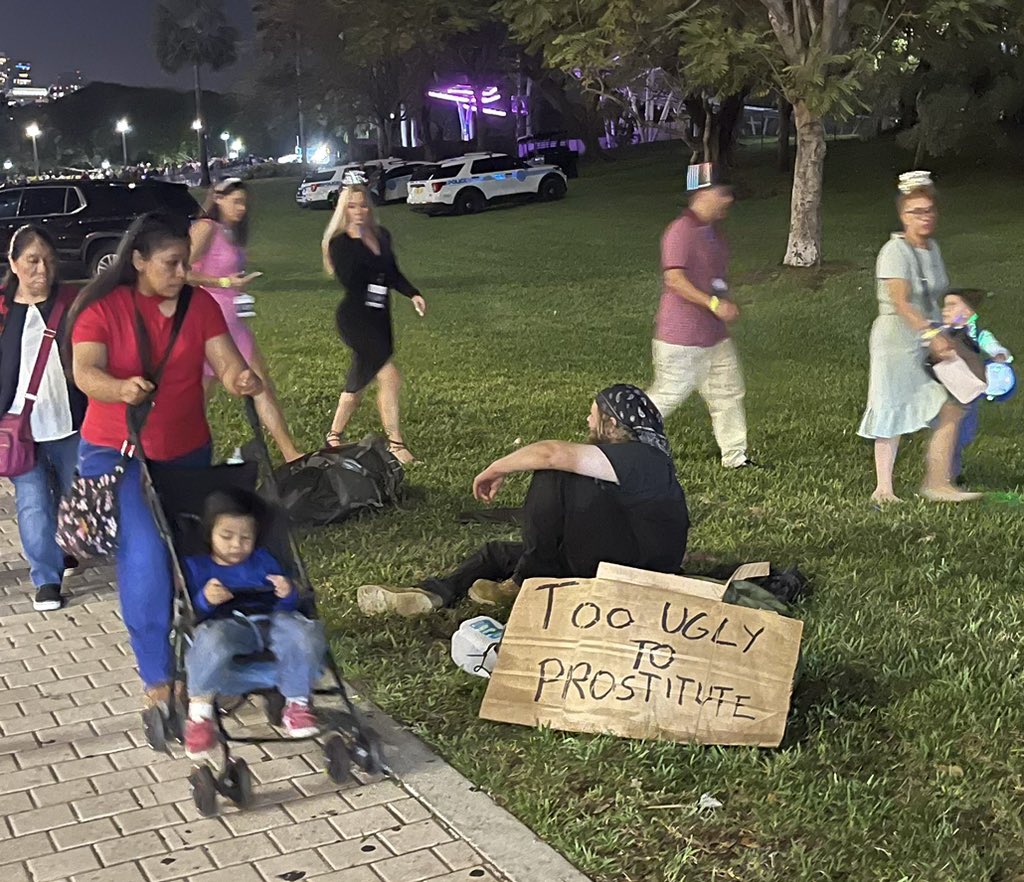 agtim's tweet image. Live from Miami, it’s New Year’s Eve!