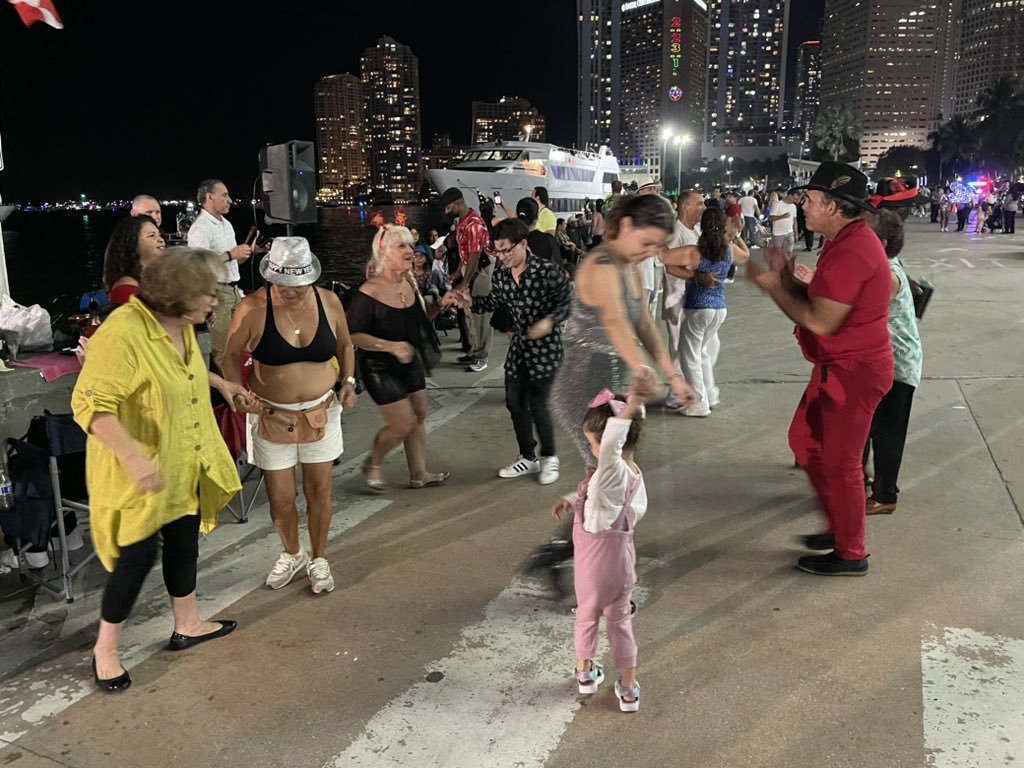 agtim's tweet image. Live from Miami, it’s New Year’s Eve!