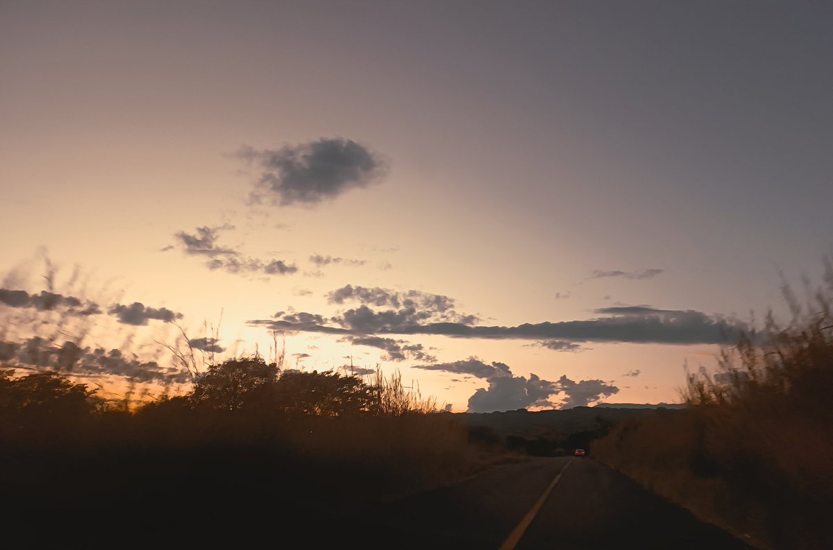 Pues sí, el calendario es un invento del hombre en su afán de medir lo que no puede entender ni controlar; tiempo.
Pero, es bonito este invento, es bonito contar, categorizar, recordar, separar, agradecer, abrir y cerrar ciclos, reales, mágicos, inventados y matemáticos.