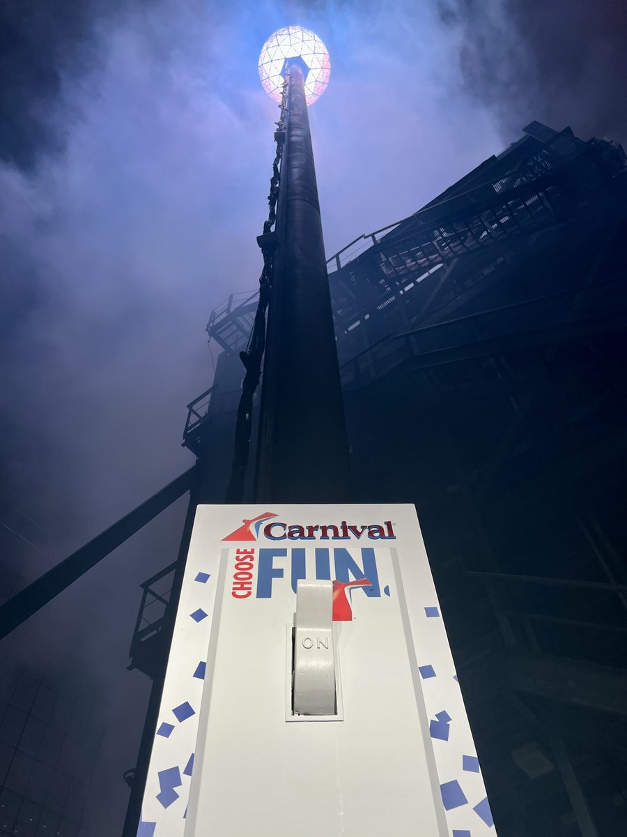 CarnivalCruise's tweet image. Only 2 hours to go! #RockinEve #ChooseFun